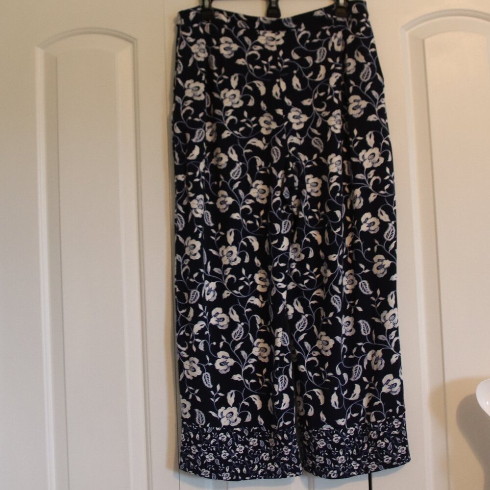 J. Jill Wearever Collection Full Leg Crop Pants Size Medium Blue Floral Print